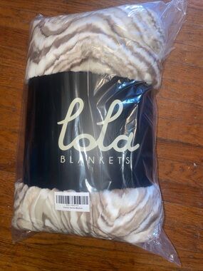Lola Blanket- Cosmic Sands size medium 50x60- Cream and White Faux Fur Throw